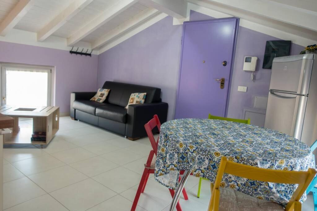 Apartment Viole, Cozy Attic Set In The Old Town Next To The Lake Arona Buitenkant foto