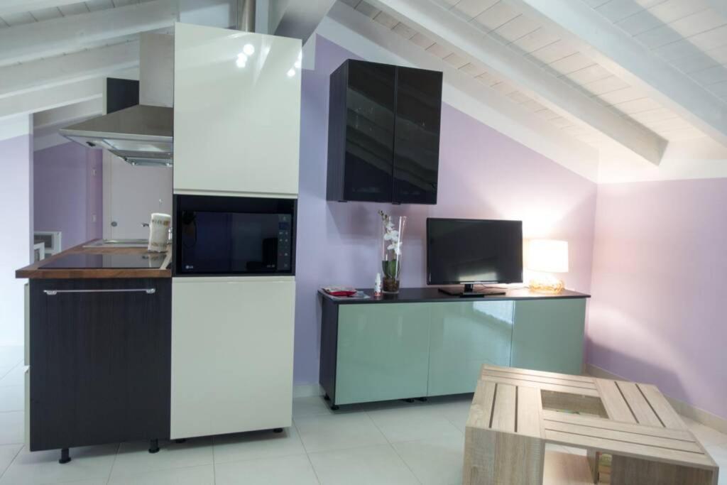 Apartment Viole, Cozy Attic Set In The Old Town Next To The Lake Arona Buitenkant foto
