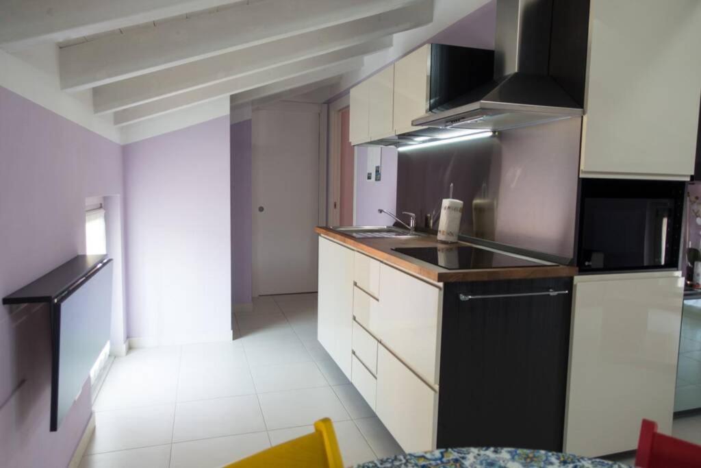 Apartment Viole, Cozy Attic Set In The Old Town Next To The Lake Arona Buitenkant foto