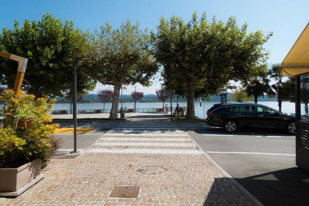Apartment Viole, Cozy Attic Set In The Old Town Next To The Lake Arona Buitenkant foto